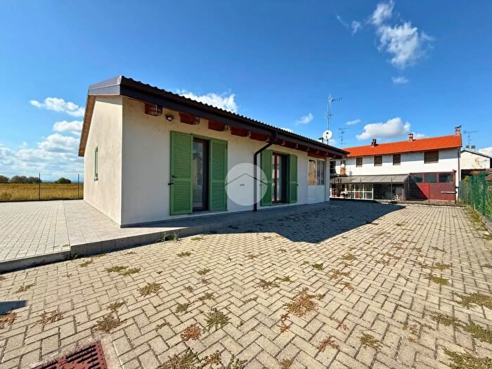 Casa quadrilocale in vendita in Via Pietro Zancardi, Olcenengo