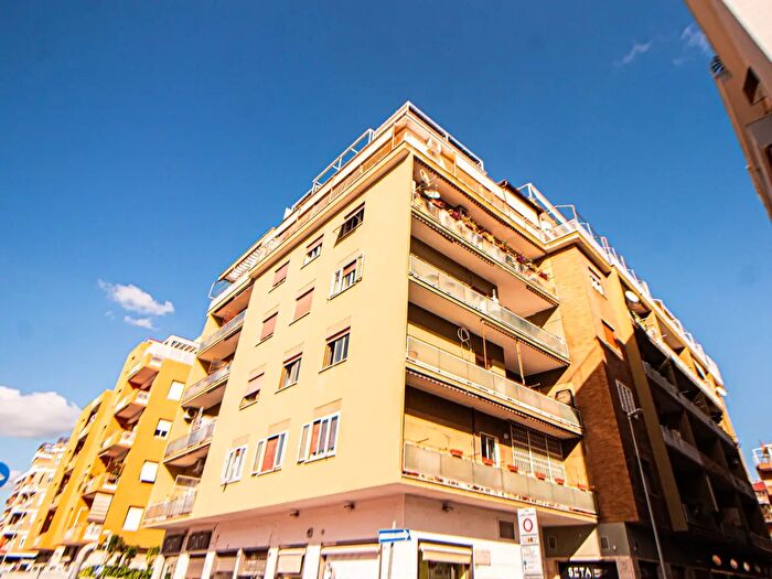 Appartamento trilocale in vendita in Roma