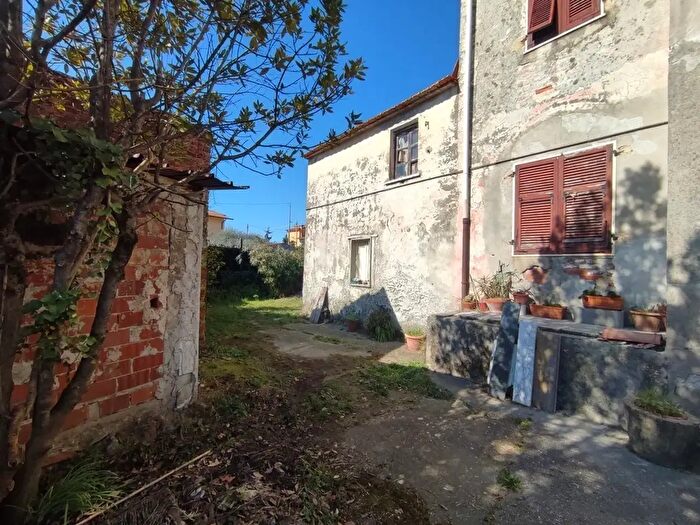 Casa con 6 locali in vendita in Ortonovo Sp, Luni