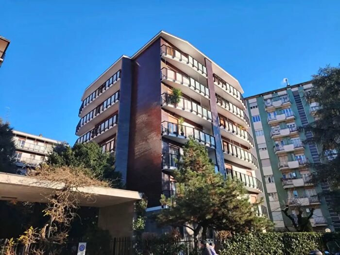 Appartamento bilocale in vendita in Via Lario, Milano