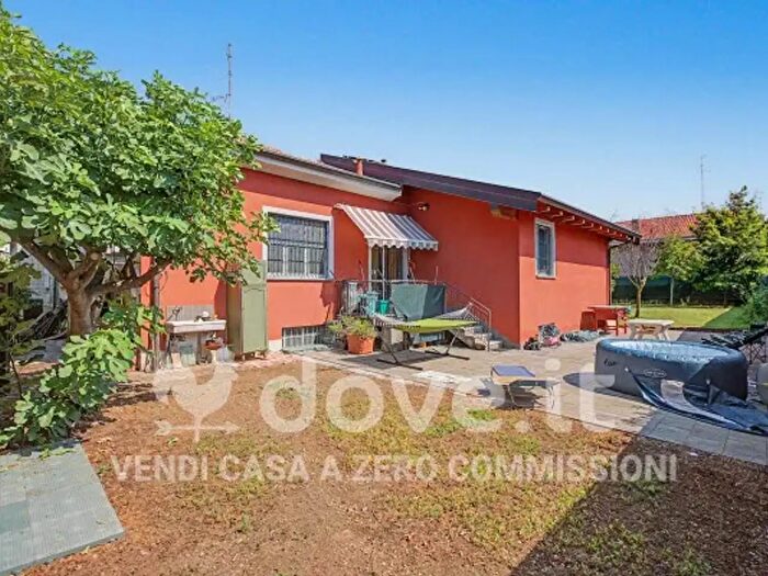 Casa quadrilocale in vendita in Via Larga, Saronno