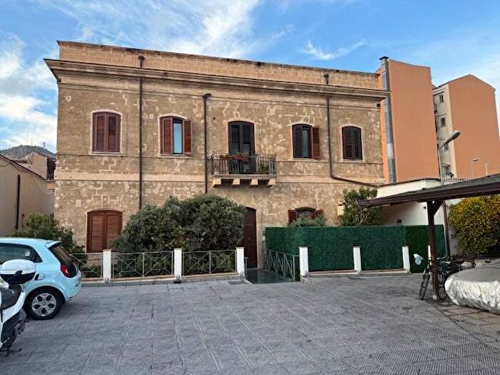 Appartamento trilocale in affitto in Via Di Gregorio, Acquasanta, Palermo