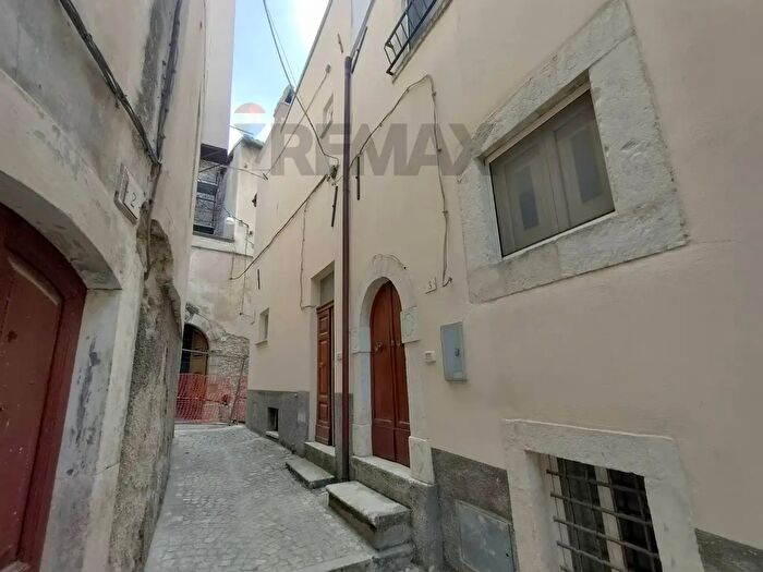 Casa con 5 locali in vendita in Ofena