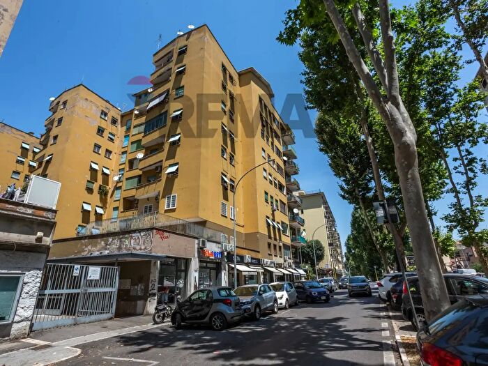 Appartamento trilocale in vendita in Via Calpurnio Fiamma, Roma