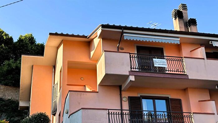Casa con 5 locali in vendita in Via del Lago Montefiascone, Montefiascone