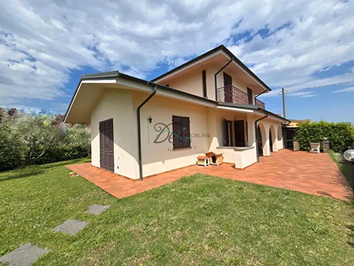 Casa con 10 locali in vendita in Via Sbarra, Porcari