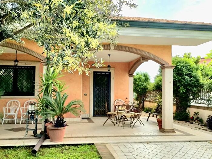 Casa con 5 locali in vendita in Via Nure, Ardea