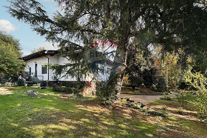 Casa con 9 locali in vendita in Viale Grigna, Camparada