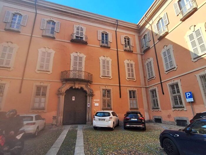 Appartamento trilocale in affitto in Via Defendente Sacchi, Centro Storico, Pavia