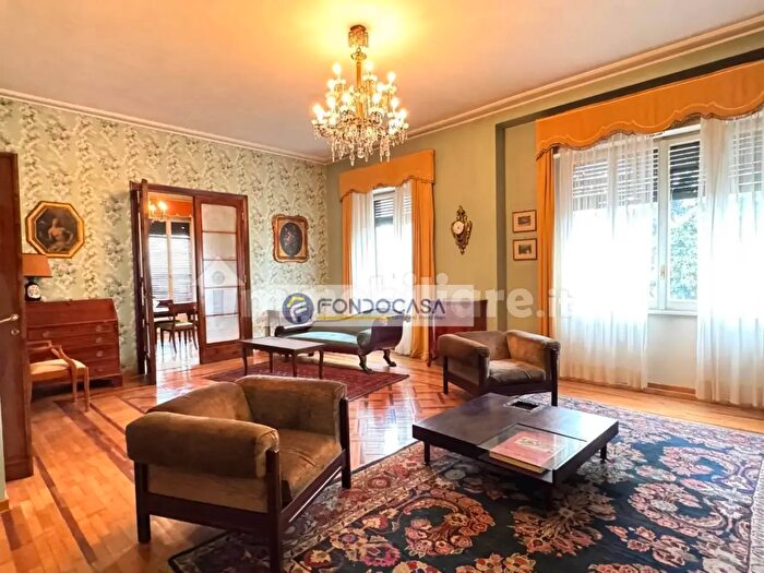 Appartamento con 6 locali in vendita in Via Aurelio Saffi, Milano