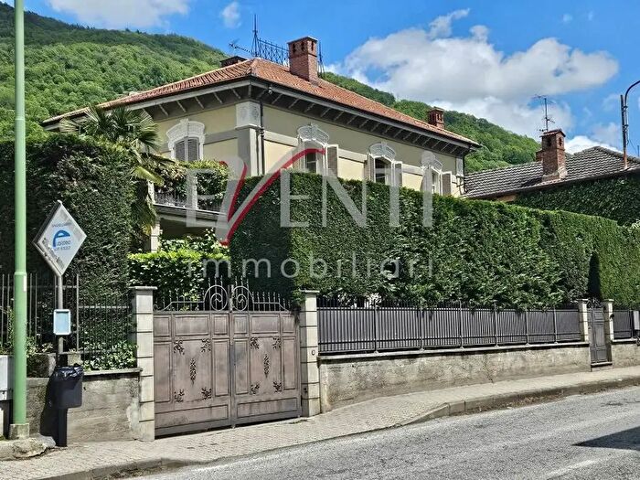 Casa con 6 locali in vendita in Pinasca