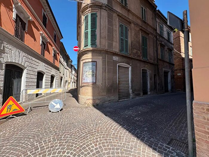 Appartamento con 10 locali in vendita in Via Roma, Cerreto D'Esi