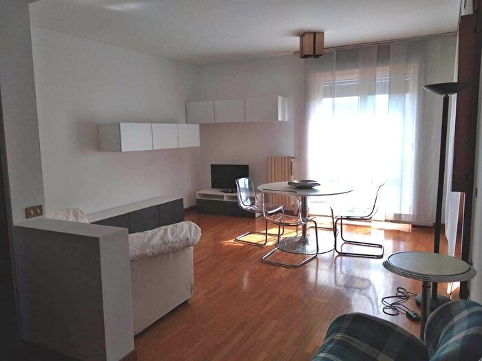 Appartamento trilocale in affitto in Via Cufra, Istria, Milano