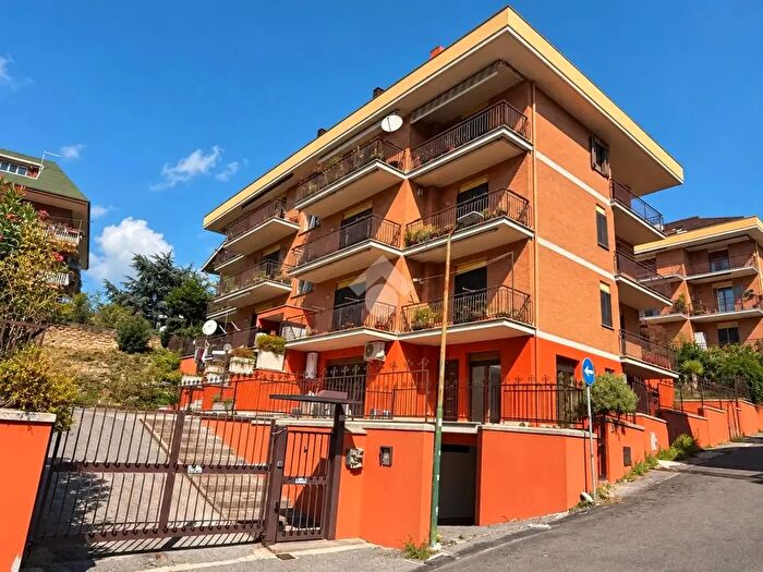 Appartamento trilocale in vendita in Via Luigi Fortunati, Ariccia