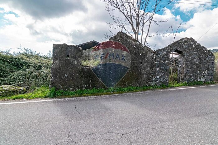Casa bilocale in vendita in Strada Provinciale PresaVena Snc, Piedimonte Etneo