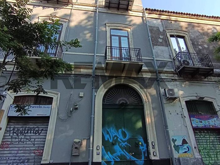 Appartamento con 5 locali in affitto in Via VI Aprile, Centro Storico, Catania