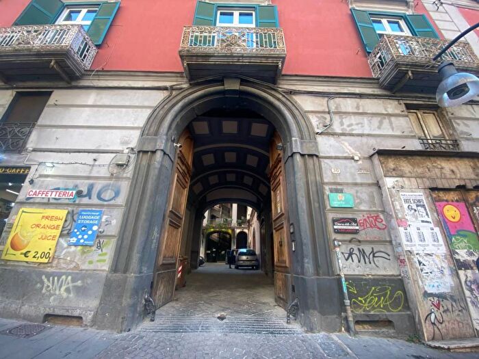 Appartamento bilocale in affitto in Via Santa Maria di Costantinopoli, Centro Storico, Napoli