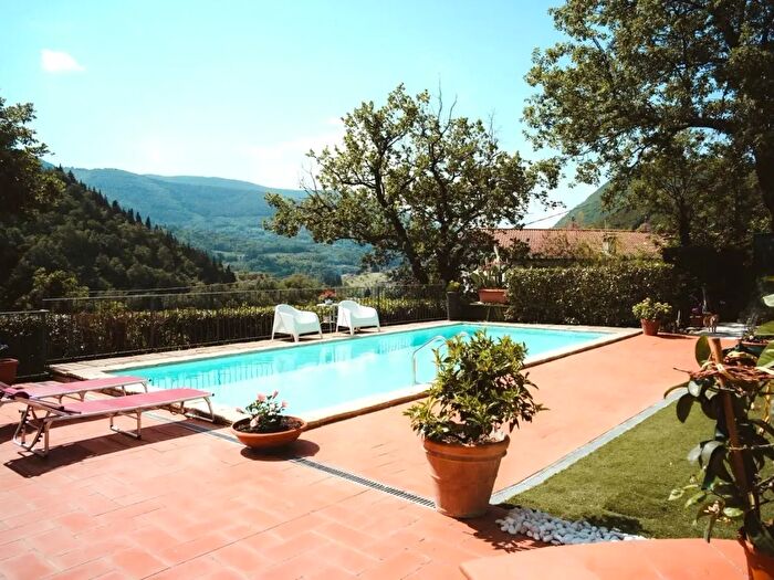 Casa con 7 locali in vendita in Via delle Lastre, Prato