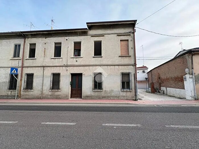 Appartamento quadrilocale in vendita in Via Ippolito Nievo, Suzzara