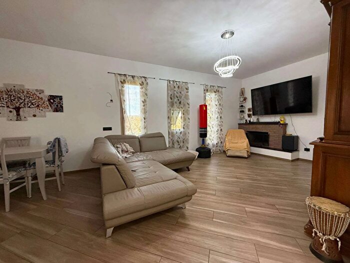 Casa con 7 locali in vendita in Via Carducci, Carcare