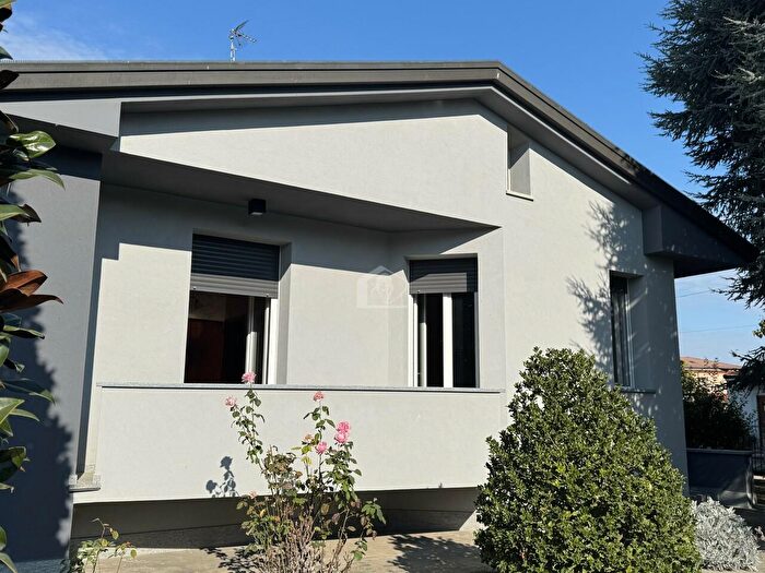 Casa con 6 locali in vendita in Suzzara