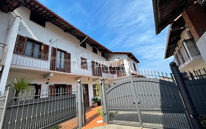 Appartamento con 8 locali in vendita in Via Oglianico Via Generale Rossebastiano, Oglianico