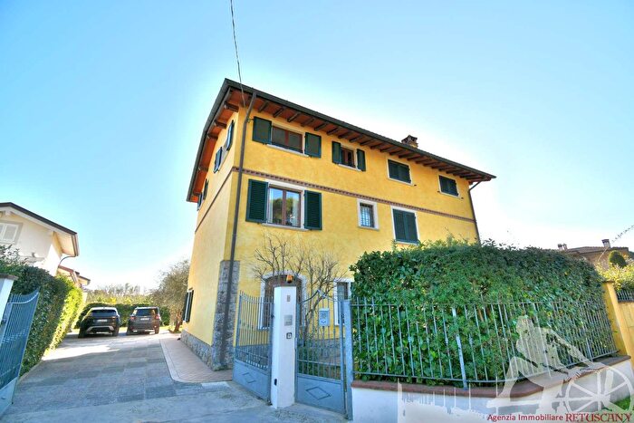 Casa con 7 locali in vendita in Pietrasanta