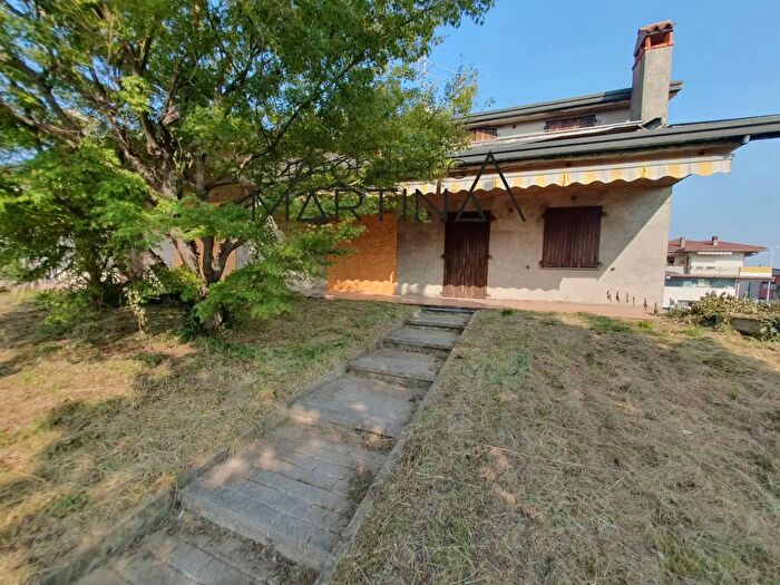 Casa con 5 locali in vendita in Viale Fratelli Kennedy, Pedrengo