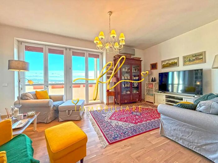 Appartamento con 6 locali in vendita in Cecina