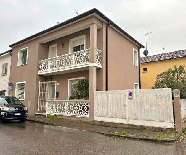 Casa con 5 locali in vendita in Ferrara