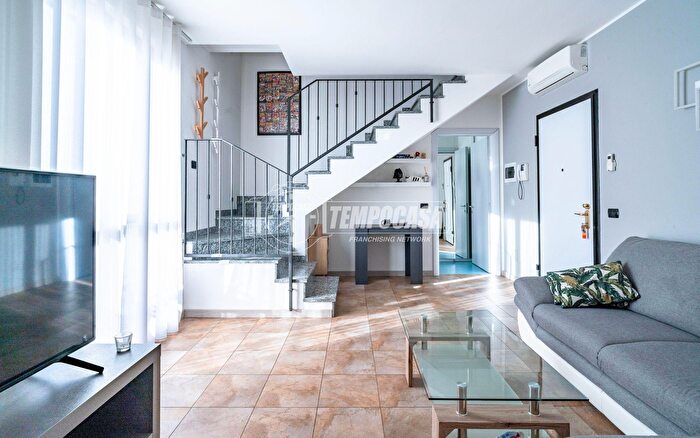 Appartamento trilocale in vendita in Via Carducci, Caronno Pertusella