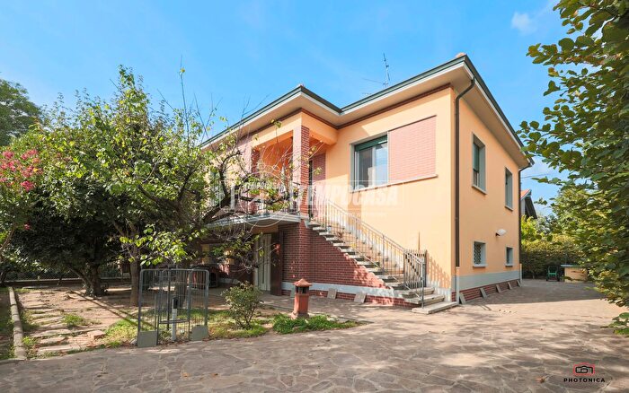 Casa con 6 locali in vendita in Via Adelio Cavazza, Budrio