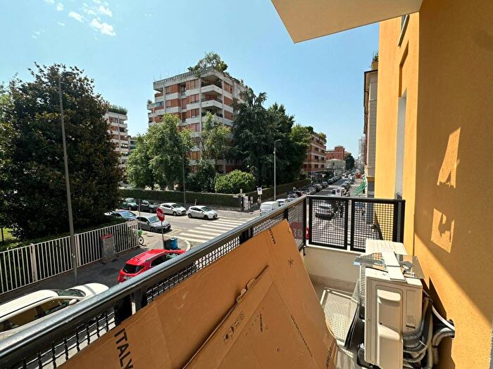 Appartamento trilocale in affitto in Via Andrea Maffei, Montenero, Milano