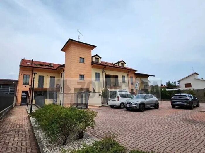 Casa trilocale in vendita in Vicolo Enrico Toti, Ferno