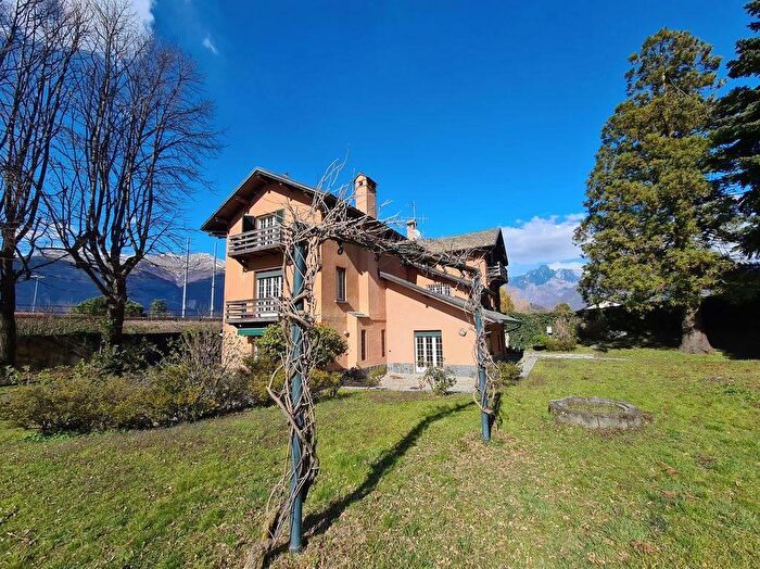 Casa con 11 locali in vendita in Via Pontile, Colico