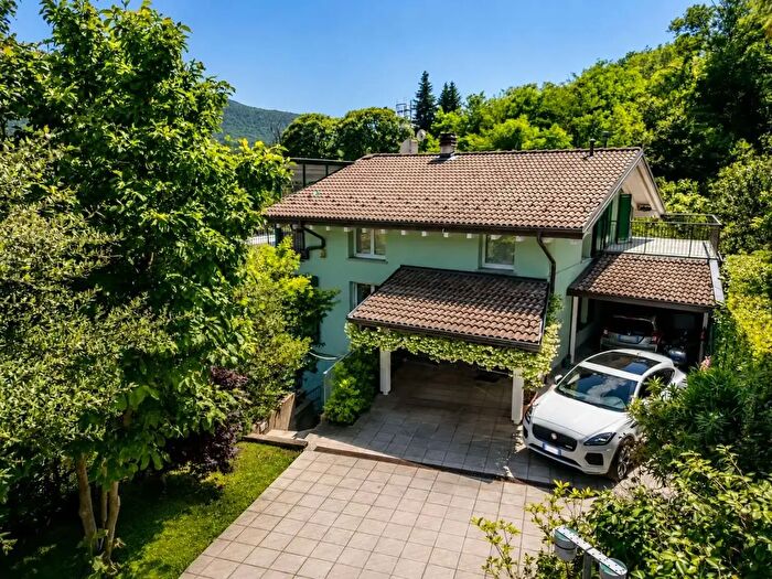 Casa con 6 locali in vendita in Cadegliano Viconago