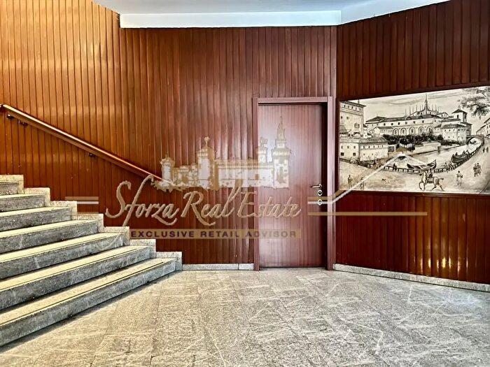 Appartamento trilocale in affitto in Via Borghese, Milano