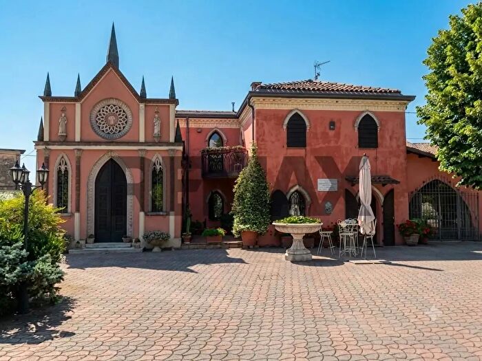 Casa con 6 locali in vendita in Piazza S Pio X, Goito