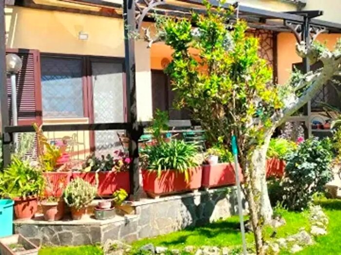 Casa con 6 locali in affitto in Viale di Castel Porziano, Roma