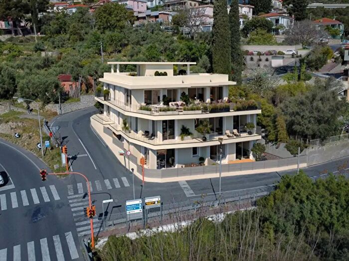 Appartamento trilocale in vendita in Via Aurelia, Andora