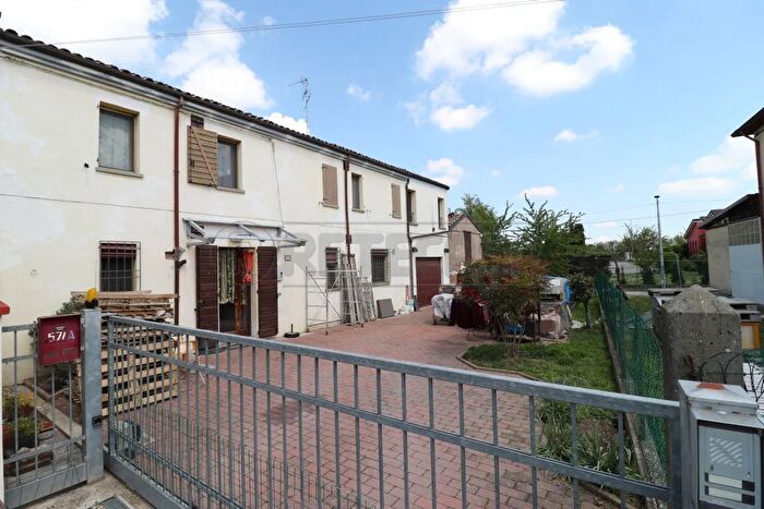 Casa con 8 locali in vendita in Bondeno