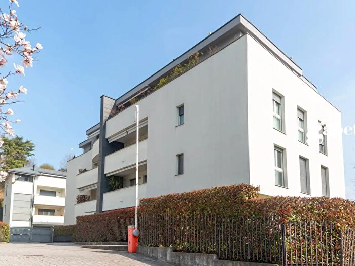 Appartamento trilocale in vendita in Via Edomondo De Amicis, Mariano Comense