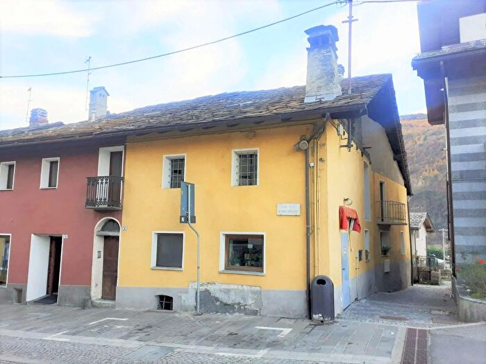 Casa con 6 locali in vendita in Via Dora, Nus