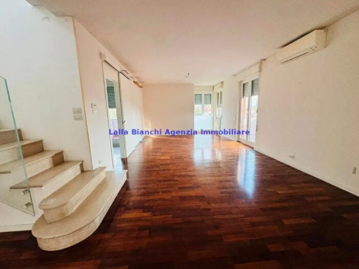 Appartamento con 6 locali in vendita in Via Gattoni, Pesaro