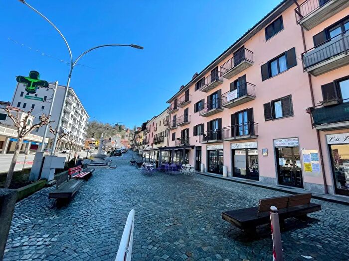 Appartamento con 5 locali in vendita in Piazza Vittorio Emanuele, Farigliano