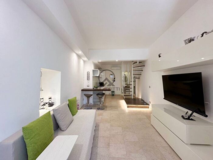 Appartamento trilocale in affitto in Via Stefano Iannuzzi, Centro Storico, Andria