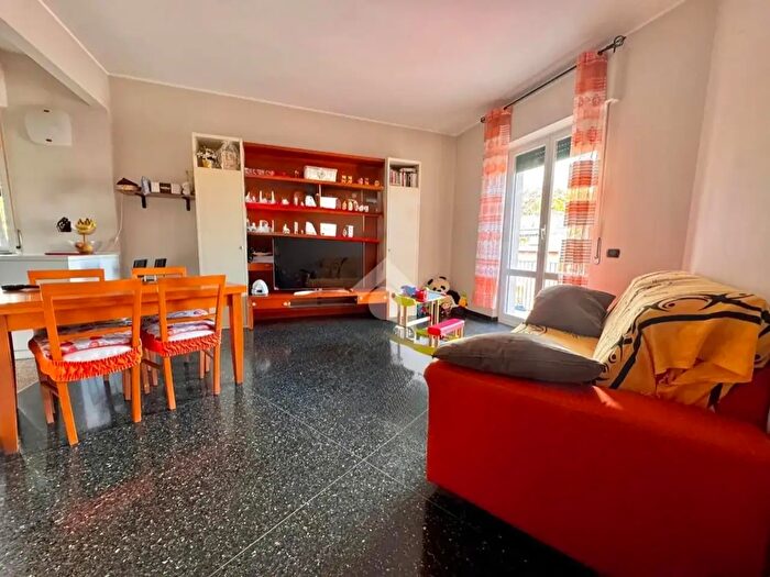 Appartamento trilocale in vendita in Via Penego, Genova