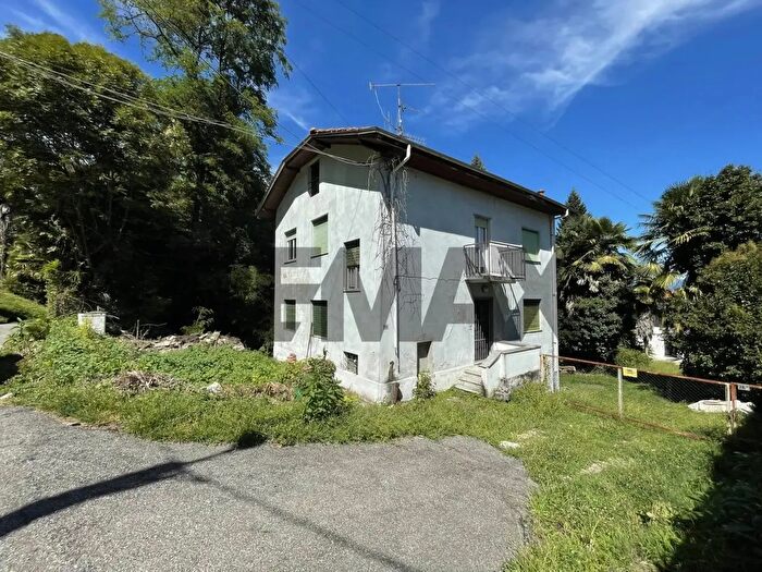 Casa trilocale in vendita in Via del Lupo, Stresa