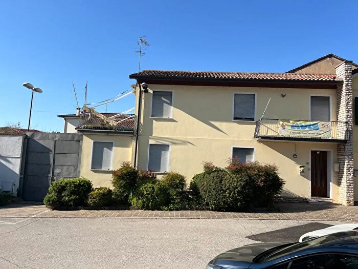 Casa con 6 locali in vendita in Via Roma, Due Carrare