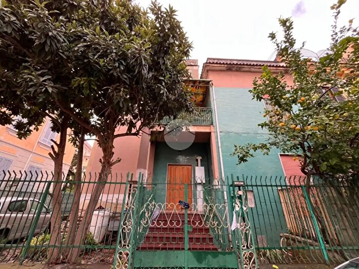 Casa con 9 locali in vendita in Via Carlo De Marco, Napoli